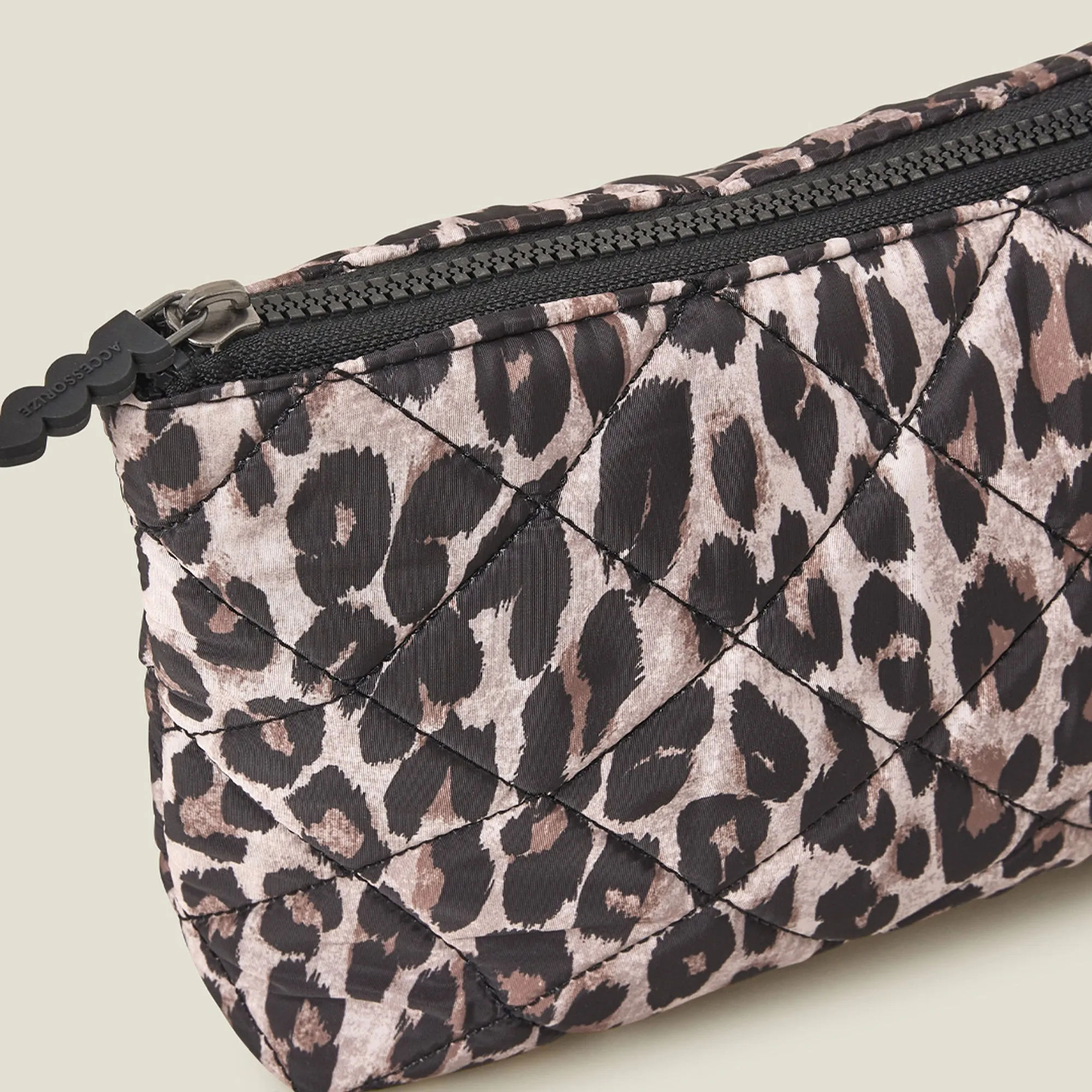 Accessorize London Women's Quilted Leopard Print Wash Bag