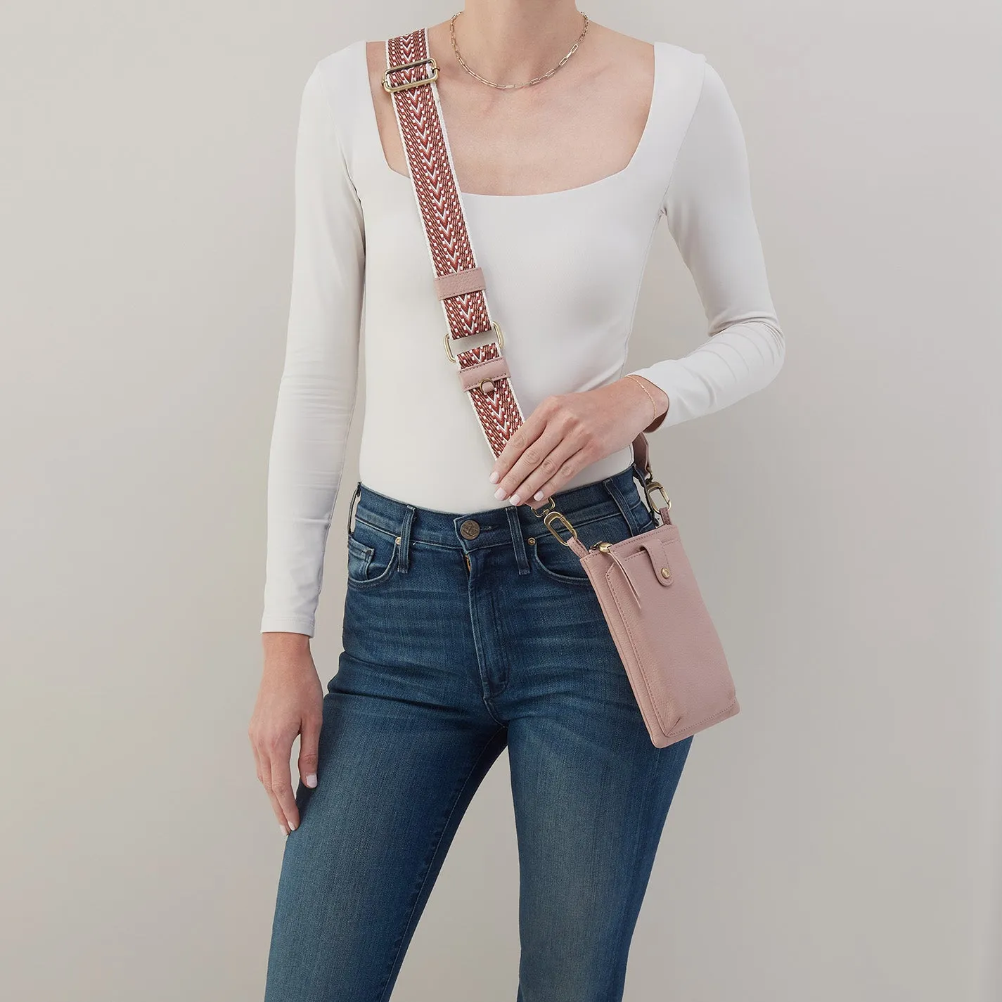 Cass Phone Crossbody In Pebbled Leather - Blush